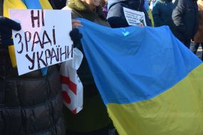 Учасники акції тримають плакат з написом "Ні зраді України!"