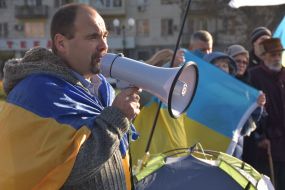 Учасник акції з гучномовцем