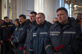 Церемония прощания с погибшим сотрудником ГСЧС Сергеем Шатохиным