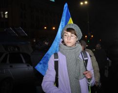 Девушка держит флаг Украины