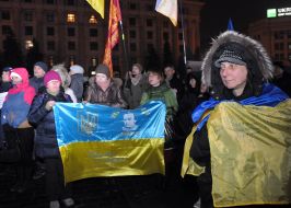 Женщины держат флаг Украины