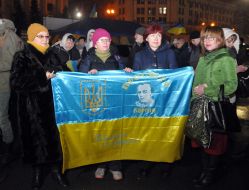 Женщины держат флаг Украины