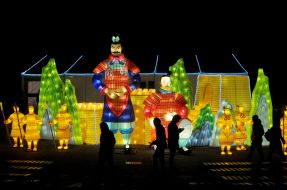 Фестиваль гигантских китайских фонарей на Певческом поле