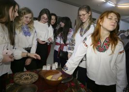 Девушки гадают