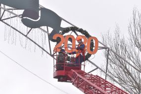 Встановлення новорічної ялинки в Запоріжжі