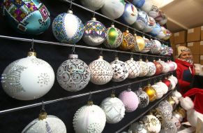 Елочные украшения на рождественской ярмарке
