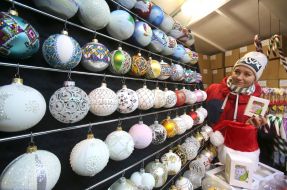 Елочные украшения на рождественской ярмарке