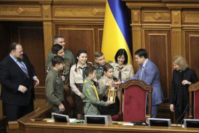 Пластуни принесли до ВРУ Вифлеємський вогонь