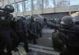 Сутички між мітингувальниками і правоохоронцями