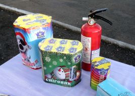 Новогодние фейерверки и огнетушитель