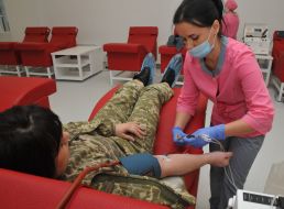 Пограничник сдает кровь