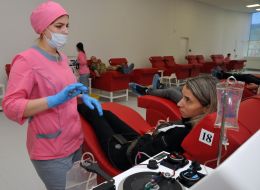 Пограничник сдает кровь