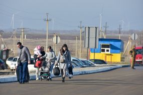 Люди на КПВВ "Каланчак"