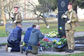 Возложение цветов к памятнику погибшим бойцам