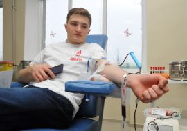 Донор сдает кровь