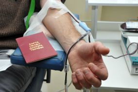 Донор сдает кровь