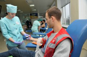 Донор сдает кровь