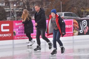 Люди катаються на коньках