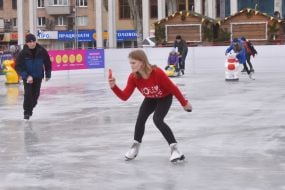 Девушка делает селфи на катке