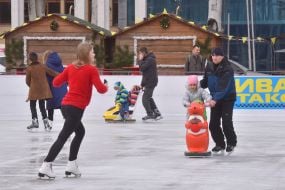 Люди катаються на коньках