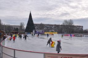 Люди катаються на коньках