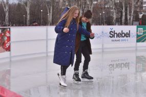 Люди катаються на коньках