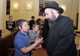 Moyshe Moskovych communicates with children