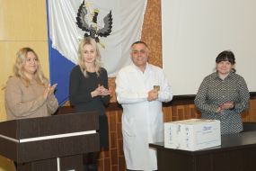 Неля Лавриненко передает инфузионный шприцевой насос «ASCOR Model AP14» Василию Гусаку