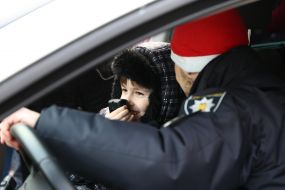 Мальчик в автомобиле патрульной полиции