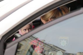 Девочка в автомобиле патрульной полиции