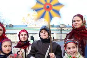 Children in traditional Ukrainian costumes