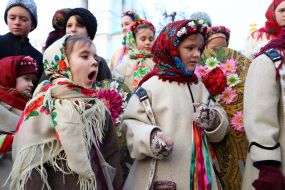 Children in traditional Ukrainian costumes