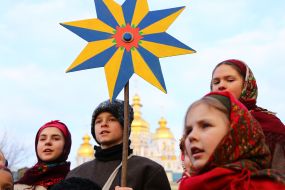 Children in traditional Ukrainian costumes
