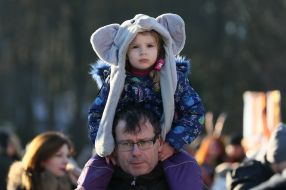 Девочка на плечах у мужчины