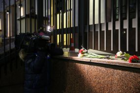 Квіти біля посольства Канади