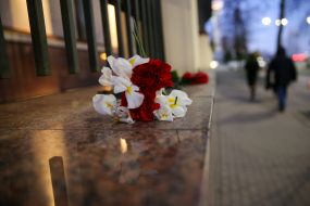 Квіти біля посольства Канади