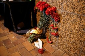 Квіти біля посольства Ірану