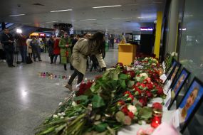 Квіти та свічки біля портретів загиблих членів екіпажу рейсу "Тегеран – Київ"