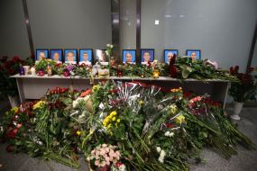 Квіти та свічки біля портретів загиблих членів екіпажу рейсу "Тегеран – Київ"