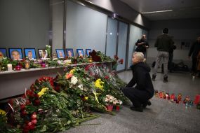 Квіти та свічки біля портретів загиблих членів екіпажу рейсу "Тегеран – Київ"