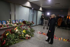 Квіти та свічки біля портретів загиблих членів екіпажу рейсу "Тегеран – Київ"