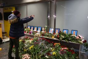 Квіти та свічки біля портретів загиблих членів екіпажу рейсу "Тегеран – Київ"