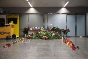 Квіти та свічки біля портретів загиблих членів екіпажу рейсу "Тегеран – Київ"