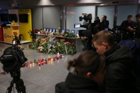 Квіти та свічки біля портретів загиблих членів екіпажу рейсу "Тегеран – Київ"