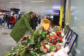 Квіти та свічки біля портретів загиблих членів екіпажу рейсу "Тегеран – Київ"