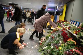Квіти та свічки біля портретів загиблих членів екіпажу рейсу "Тегеран – Київ"