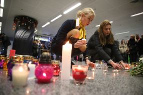 Свічки біля портретів загиблих членів екіпажу рейсу "Тегеран – Київ"