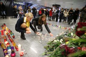 Свічки біля портретів загиблих членів екіпажу рейсу "Тегеран – Київ"