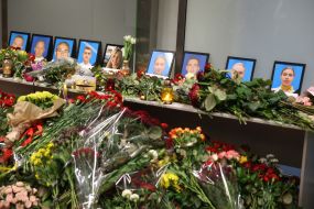 Квіти та свічки біля портретів загиблих членів екіпажу рейсу "Тегеран – Київ"