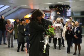 Люди вшановують пам'ять загиблих членів екіпажу рейсу "Тегеран – Київ"